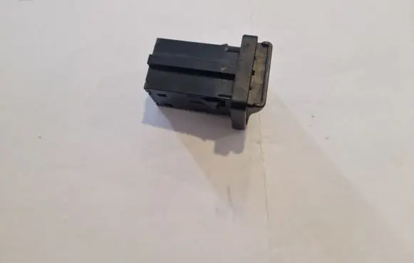 Nissan Leaf I (ZE0) USB socket connector 284H31FA0B