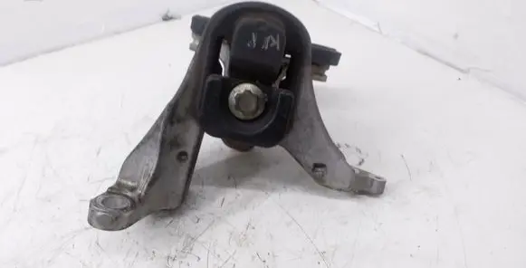 Honda CR-V Engine mount bracket