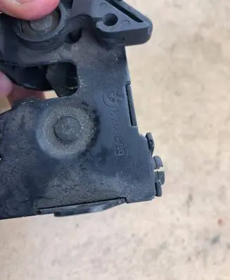 Engine bonnet/hood lock/catch