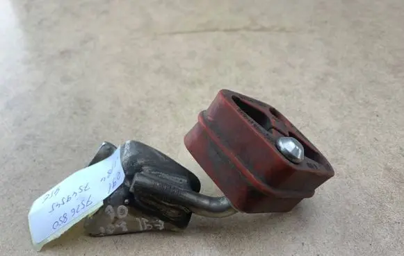 BMW 3 E90 E91 Muffler mount bracket/holder 18207526850 7526850 18207549545
