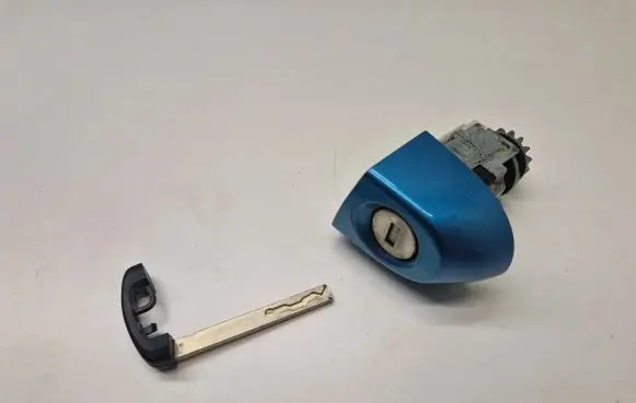 BMW 4 F32 F33 Coupe door lock (next to the handle) 