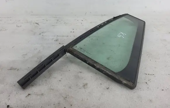 Rear vent window glass