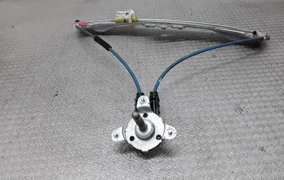 Rear door manual window regulator