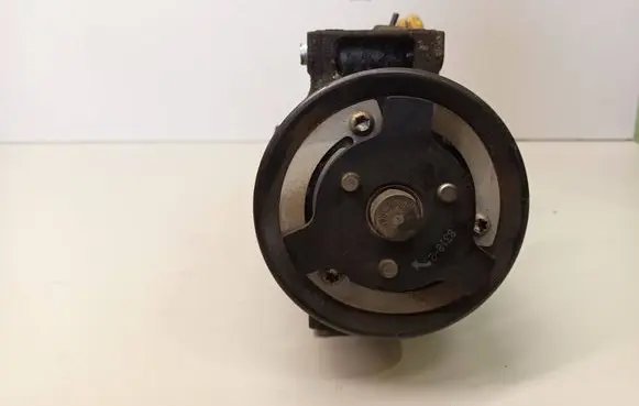 Volkswagen PASSAT B6 Air conditioning (A/C) compressor (pump) 5N0820803