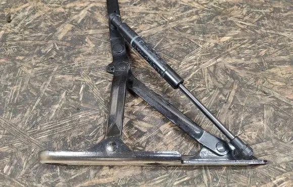 Maserati Coupe Tailgate/trunk/boot hinge 384300118 384700105