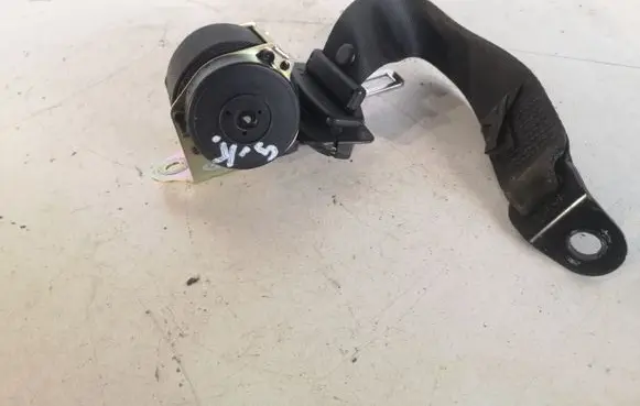 Mini One - Cooper R50 - 53 Rear seatbelt