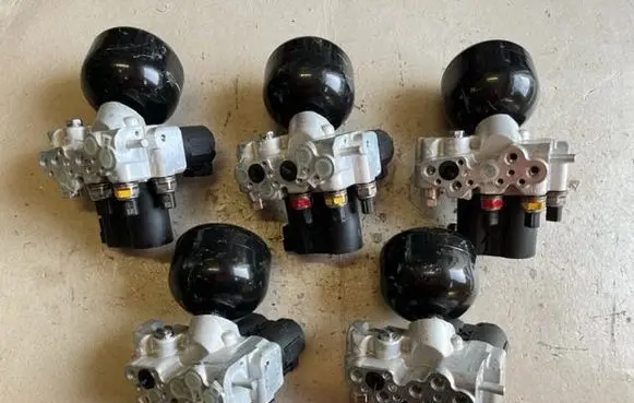 Mercedes-Benz SL R231 Air suspension valve block 