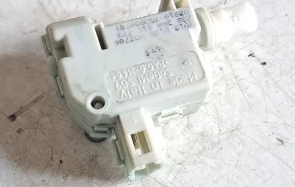 Volkswagen PASSAT B7 Central locking motor 3AA810773