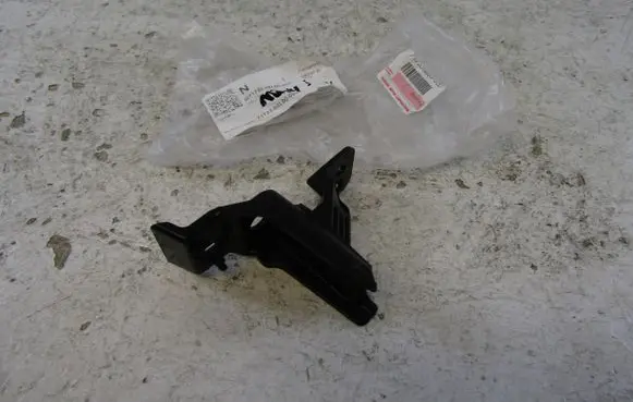 Suzuki Swift II Radiator mount bracket 7173368L0