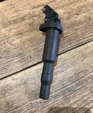 BMW X6 E71 High voltage ignition coil 8647689 0221504470