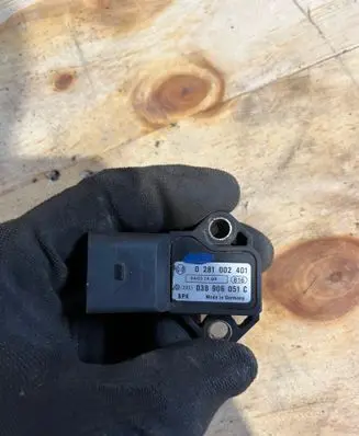 Volkswagen Touran I Air pressure sensor 038906051C 0281002401