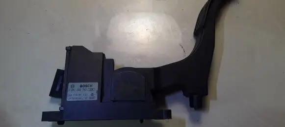 Accelerator throttle pedal