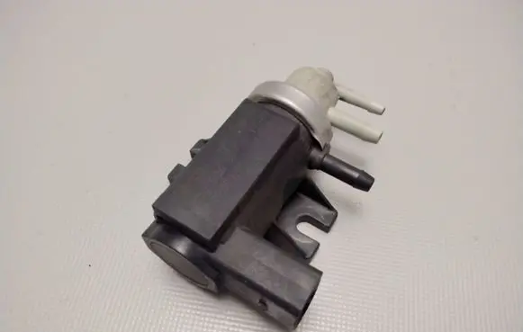 Audi A4 S4 B5 8D Turbo solenoid valve 1J0906627B