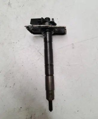 Volkswagen PASSAT B6 Fuel injector 03L130277 0445116