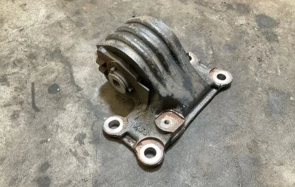 Lexus RX 450H Engine mount bracket