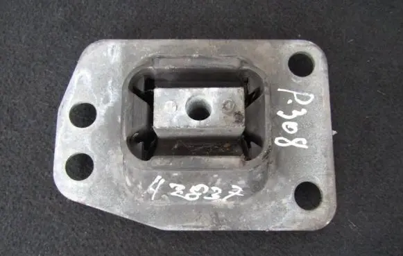 Peugeot 308 Engine mount bracket