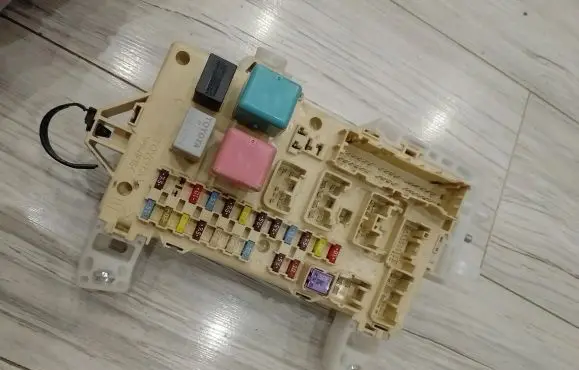 Toyota Corolla Verso AR10 Fuse box set 89221-0F010