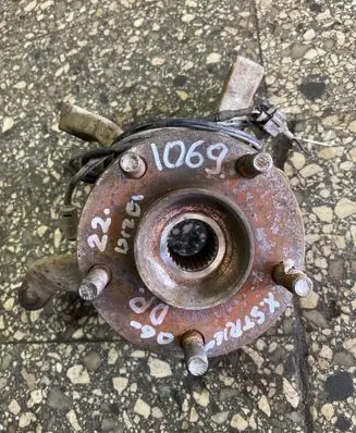 Nissan X-Trail T30 Front wheel hub