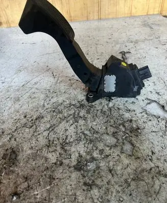 Toyota RAV 4 (XA40) Accelerator throttle pedal 781100W040 14325008168