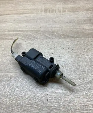 Opel Zafira A Fuel tank cap lock motor 13120789