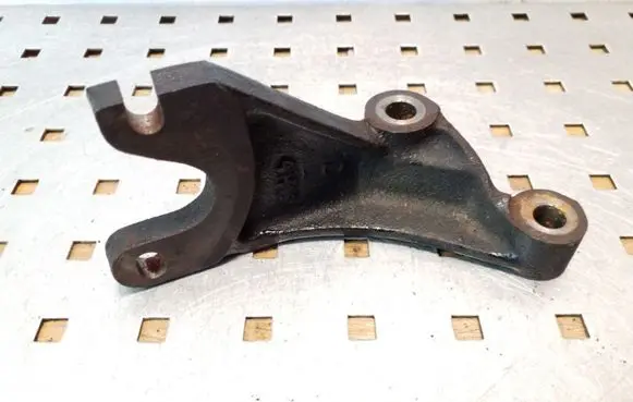 Hyundai Terracan Engine mounting bracket