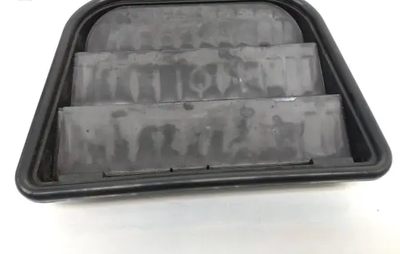 Quarter panel pressure vent
