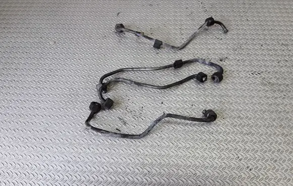 Volkswagen PASSAT B4 Fuel injector supply line/pipe 