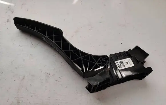 Chrysler Pacifica Accelerator throttle pedal 04581677AB 93446300