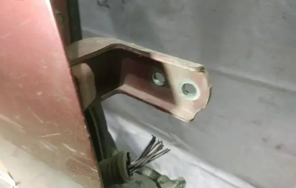 Suzuki Grand Vitara II Front door upper hinge