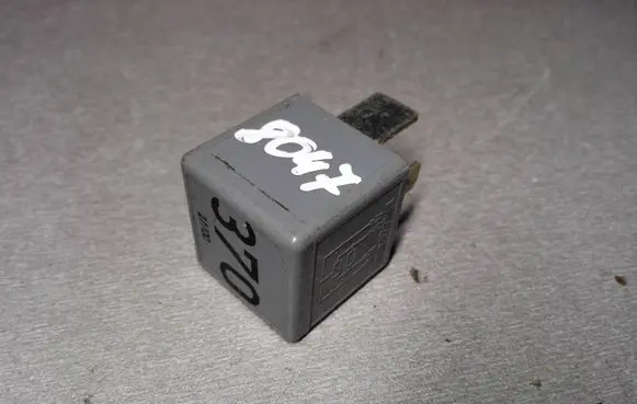 Volkswagen PASSAT B5.5 Other relay 8D0951253 V23134J52X300