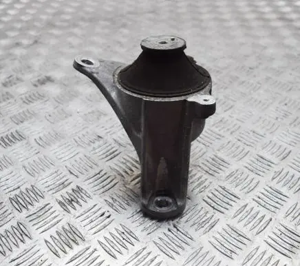 Honda CR-V Engine mount bracket