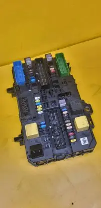 Opel Zafira B Fuse box set 13220829