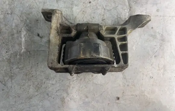 Ford Focus Engine mount bracket