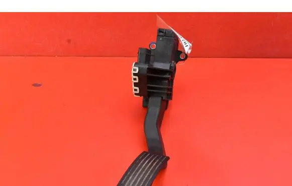 Accelerator throttle pedal