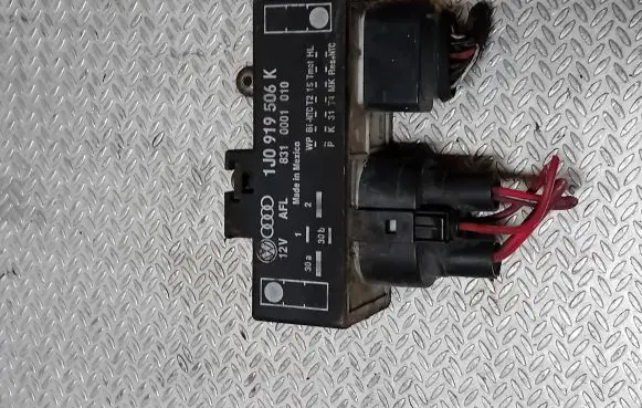 Volkswagen Golf IV Glow plug pre-heat relay 1J0919506K 8310001010