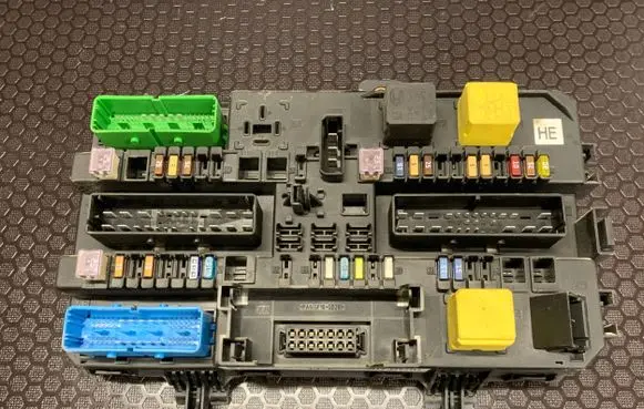 Opel Zafira B Fuse module 13206757 5DK00866942