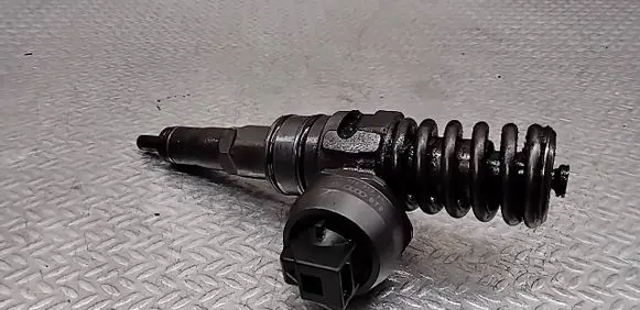Volkswagen Touran I Fuel injector 038130073AG