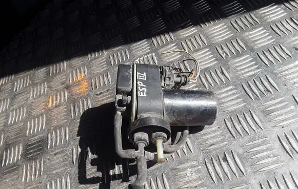 Renault Espace III Central locking vacuum pump 7700841557