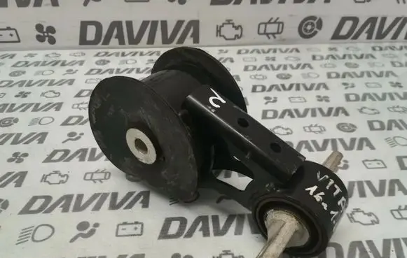Suzuki Grand Vitara II Engine mounting bracket