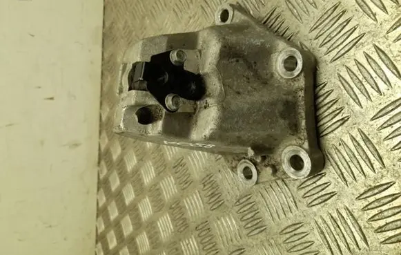 KIA Xceed Engine mounting bracket