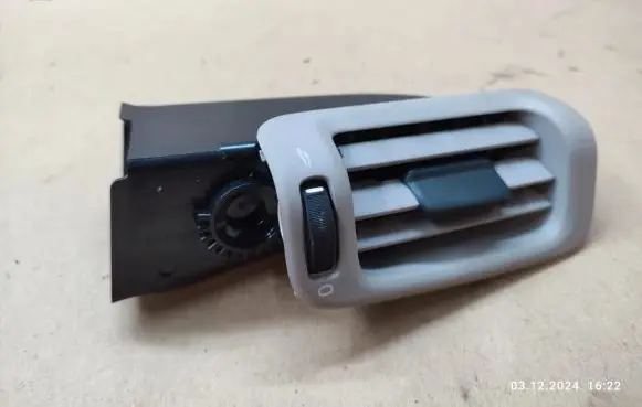 Volvo V70 Rear air vent grill 06E5365