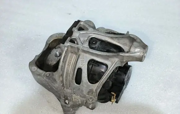 Audi Q7 4M Engine mount bracket 782215147917