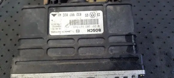 Volkswagen Golf III Engine control unit/module 0261203647