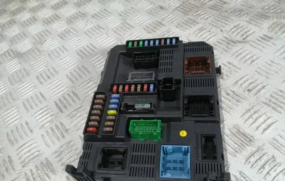 Peugeot Partner Fuse module 9678355980 E1066960