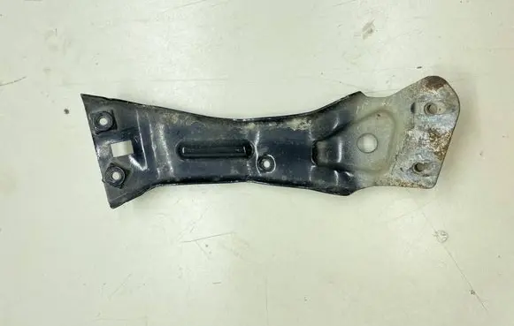 Volkswagen Jetta VI Fender mounting bracket 5C6821138