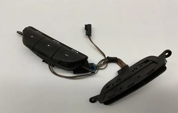 Steering wheel buttons/switches