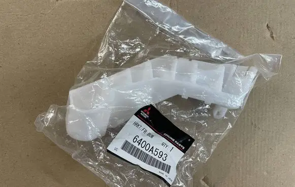 Mitsubishi Montero Front bumper mounting bracket 6400A593