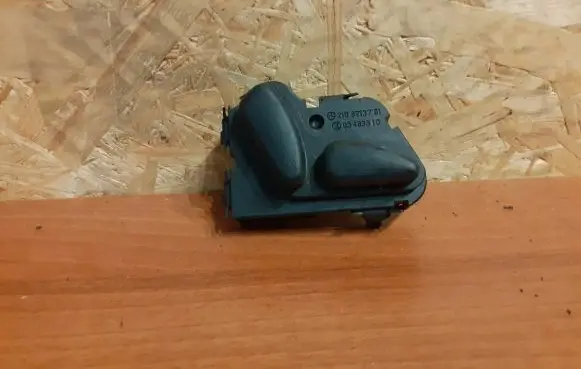 Mercedes-Benz E W210 Seat control switch 2108213751 289