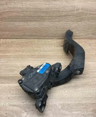 Audi A4 S4 B5 8D Accelerator throttle pedal 8D1723523F 6PV008376