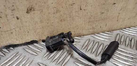 BMW X3 E83 Windshield washer spray nozzle 61667110851